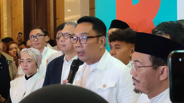 Cagub dan Cawagub Jakarta Ridwan Kamil dan Suswono memberikan keterangan pers hasil quick count di Hotel Sultan, Jakarta Pusat, pada Rabu (27/11/2024). Foto: Rachmadi Rasyad/kumparan