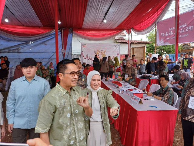 Calon Wali Kota Palembang, Ratu Dewa bersama istri saat mencoblos di Pilkada serentak 2024. (ist)