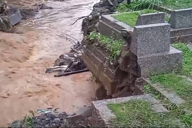 Tanggul penahan sungai Cidurian, TPU Cikutra, Kecamatan Cibeunying Kaler, Bandung, ambruk dipicu air sungai yang meluap sebab hujan deras.
 Foto: Dok. Istimewa