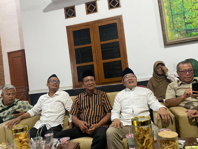 Pasangan Calon Nomor Urut 1, Untoro Hariadi dan Wahyudi Naggoro bersikaturahmi ke kediaman Abdul Halim Muslih untuk mengucapkan selamat atas keunggulan di Pilkada Bantul, Rabu (27/11/2024)Foto: Istimewa