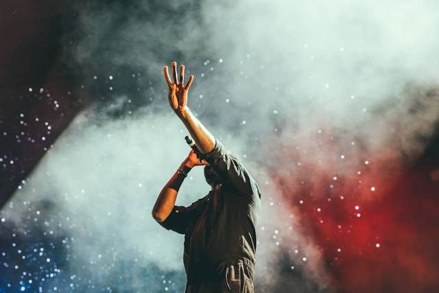 Harga tiket konser Aaron Kwok di Jakarta, foto hanya ilustrasi, bukan konser sebenarnya: Unsplash/Austin Neill