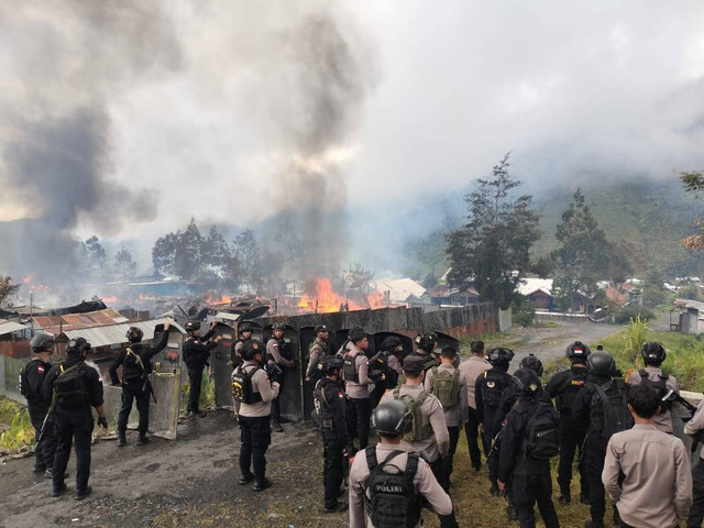 Aksi saling serang pendukung paslon di Puncak Jaya. Foto: Polda Papua.