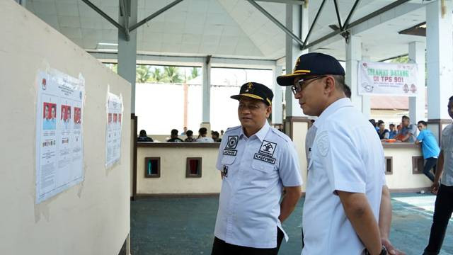 Kepala Kemenkumham Sulawesi Utara, Ronald Lumbuun, saat memantau proses pemungutan suara Pilkada Sulut 2024 di salah satu Lapas yang ada.