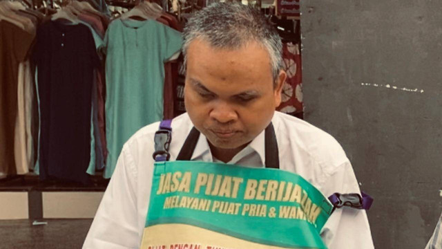 Pak Nanang, salah satu narasumber penyandang tunanetra yang berprofesi menjadi jasa pijat. Sumber: foto pribadi