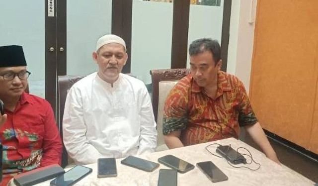 Juru Bicara (Jubir) Risma-Gus Hans, Abdul Aziz (kiri) dan Ketua Tim Pemenangan Risma-Gus Hans, KH Imam Bukhori Kholil atau Ra Imam (tengah) saat konferensi pers di salah satu resto di Surabaya, Rabu (27/11/2024). Foto: Farusma Okta Verdian/kumparan