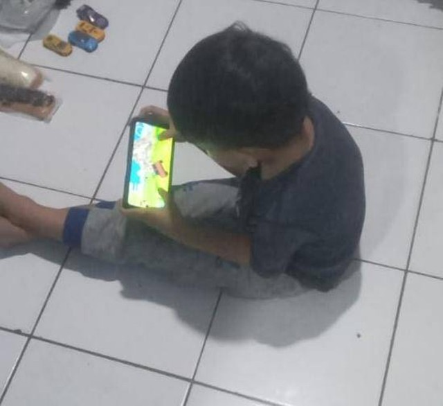 Seorang anak sedang memainkan Game. Mengatasi Problematika Digital Pada Anak Usia Pra Sekolah / Sumber : Dokumentasi Pribadi