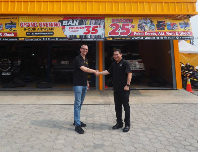 Managing Director PT B-Quik Otomotif Indonesia, Vincent Goettsch dan Managing Director PT MANN+HUMMEL Filtration Indonesia, Sonny Tandy, saat berjabat tangan sebagai tanda terjalinnya kerja sama. Foto: Istimewa