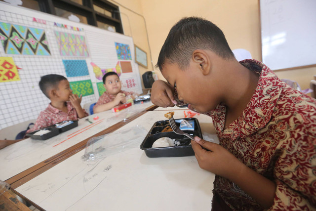 Uji coba makan bergizi gratis di Surabaya veverapa waktu lalu. Foto: Diskominfo Surabaya