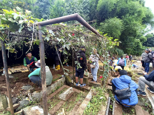 Evakuasi lanjutan terhadap sejumlah makam terdampak tanggul ambruk di TPU Cikutra dan tanggul sungai Cidurian, Cibeunying Kaler, Bandung, Kamis (28/11/2024). Foto: Robby Bouceu/kumparan