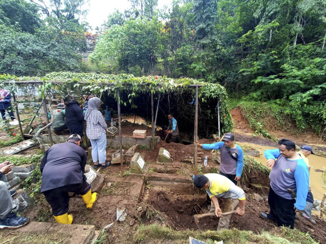 Evakuasi lanjutan terhadap sejumlah makam terdampak tanggul ambruk di TPU Cikutra dan tanggul sungai Cidurian, Cibeunying Kaler, Bandung, Kamis (28/11/2024). Foto: Robby Bounceu/kumparan