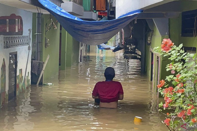 Permukiman warga terendam banjir di Kebon Pala, Kelurahan Kampung Melayu, Jatinegara, Jakarta Timur, Kamis (28/11/2024). Foto: Syaiful Hakim/ANTARA