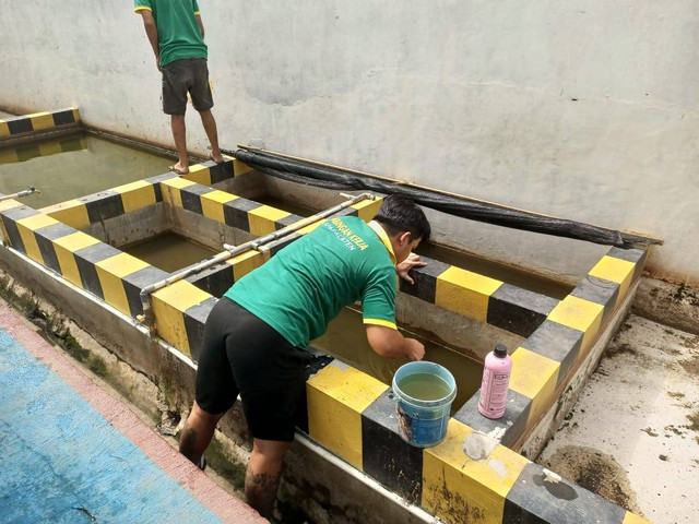 Jaga Perkembangan Ikan Bimker Lapas Klaten Lakukan Perawatan Kolam