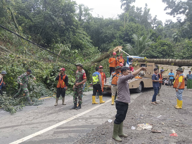 Upaya pembersihan material longsor di Kabupaten Deli Serdang, Sumut, masih dilakukan hingga Kamis (28/11/2024). Foto: Dok. Polda Sumut