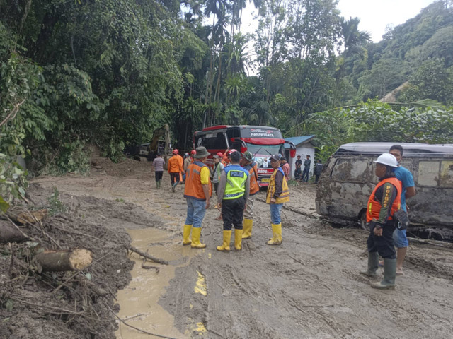 Upaya pembersihan material longsor di Kabupaten Deli Serdang, Sumut, Kamis (28/11/2024). Foto: Dok. Polda Sumut