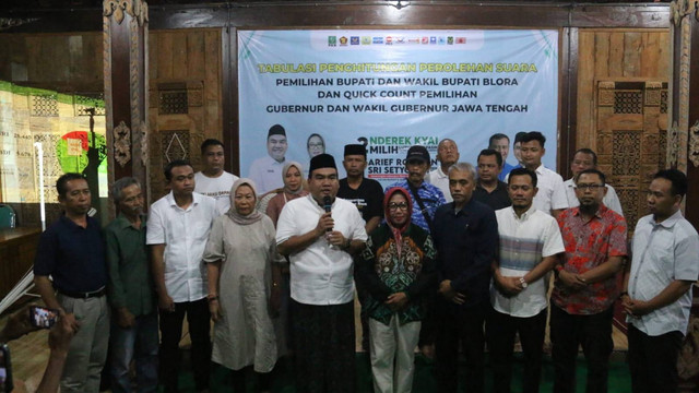 Pasangan Calon Bupati dan Wakil Bupati Blora Arief Rohman-Sri Setyorini didampingi tim pemenangan saat konferensi pers. Rabu malam (27/11/2024). (Aset: Istimewa)