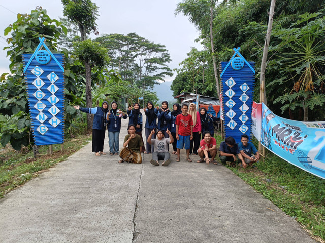 Foto bersama Tim KKN UIN Walisongo Semarang Posko 17 beserta warga Dusun Delessari. Foto: Maya