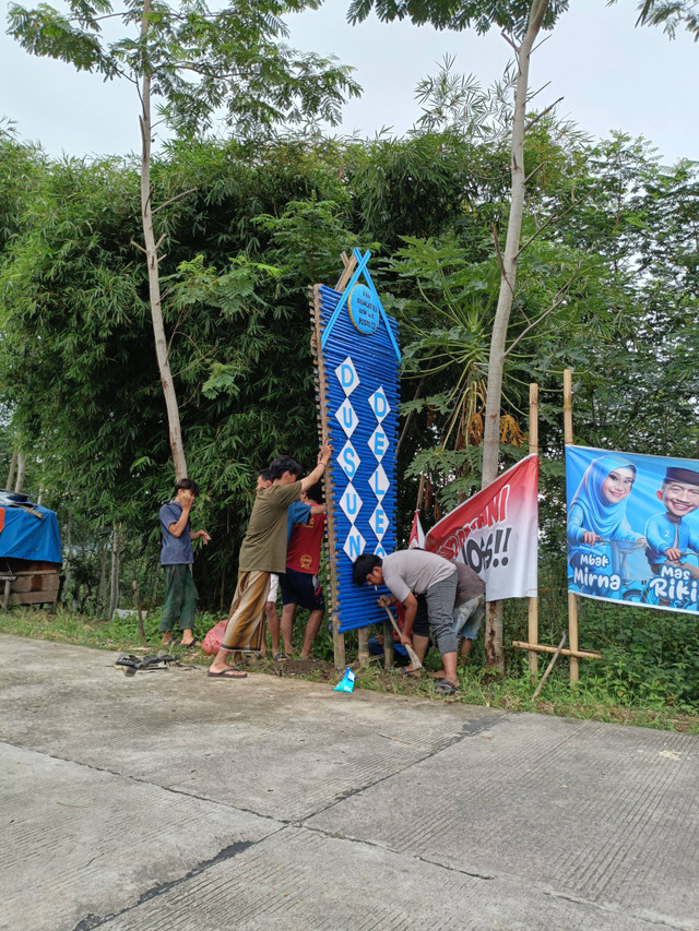 Proses pemasangan gapuro. Foto: Maya