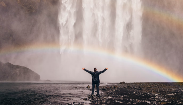 air terjun jumog karanganyar. Foto hanyalah ilustrasi, bukan tempat yang sebenarnya. Sumber: Unsplash/Jared Erondu