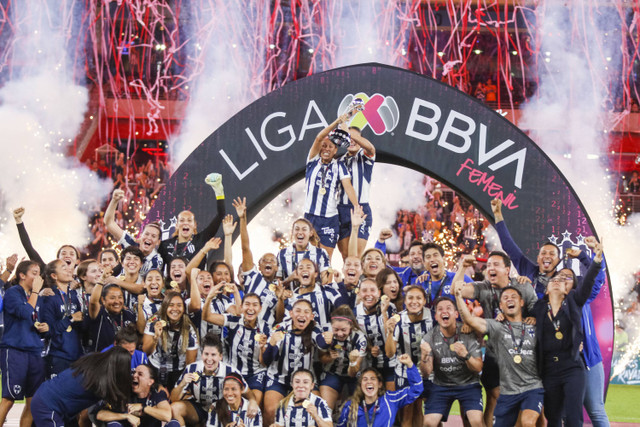 Selebrasi Rayadas saat juara Liga MX Femenil 2024. Foto: Julio Cesar Aguilar/AFP