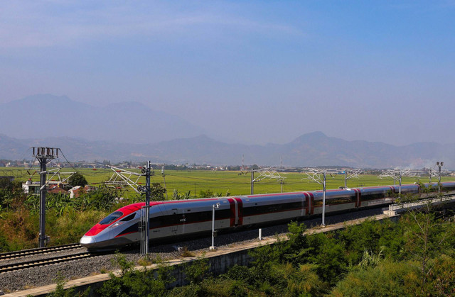 Cara Beli Tiket Kereta Cepat Jakarta-Bandung. Foto Kereta Cepat (Whoosh). Sumber foto: Unsplash/usiswantoro