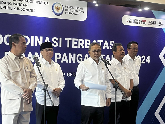 Menteri Pertanian Amran Sulaiman, Menteri Desa Yandri, Menko Bidang Pangan Zulkifli Hasan, Menteri Kelautan dan Perikanan Sakti Wahyu Trenggono dan Menteri Hukum Supratman Andi Atgas usai Rapat Koordinasi Terbatas di Jakarta, Kamis (28/11/2024). Foto: Widya Islamiati/kumparan