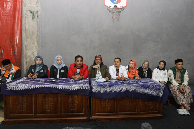 Calon Bupati Temanggung, Agus Setyawan (kelima dari kiri) saat deklarasi kemenangan di kediamannya Desa Campurejo, Kecamatan Tretep, Temanggung, Rabu (27/11/2024). Foto: Dok. Istimewa