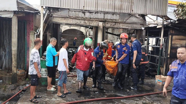 Tim pemadam kebakaran saat evakuasi korban yang terbakar. Foto : Istimewa