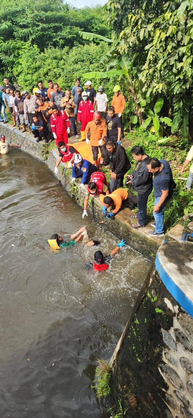 Proses evakuasi pemotor yang ditemukan tewas di sebuah dam di Cangkring, Kapanewon Bambanglipuro, Kabupaten Bantul, Kamis (28/11/2024).  Foto: Dok. Polres Bantul