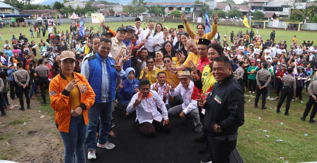 Paslon Sebastianus Darwis-Syamsul Rizal bersama tim dan masyarakat Bengkayang. Foto: Dok. Istimewa