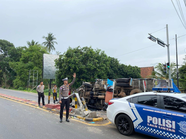 Lokasi truk menabrak tiang lampu merah. | Foto: Satlantas Polres Lampung Timur