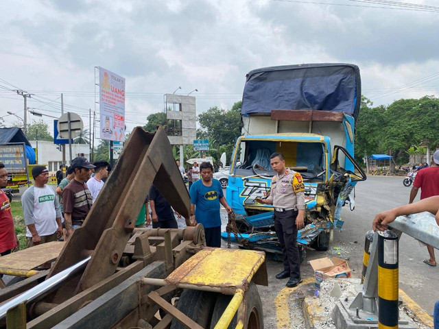 Lokasi truk menabrak tiang lampu merah. | Foto: Satlantas Polres Lampung Timur