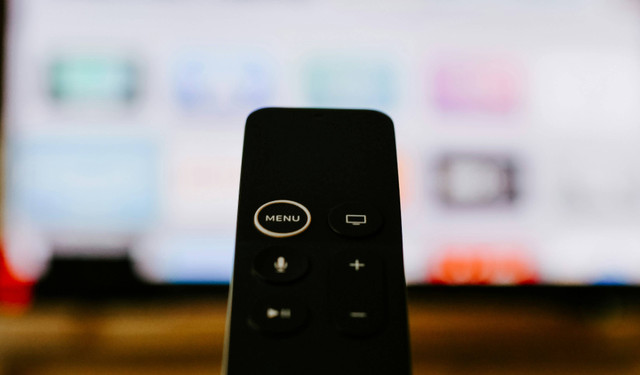 Televisi digital adalah sistem penyiaran televisi yang menggunakan modulasi sinyal digital dan sistem kompresi untuk menyiarkan gambar, suara, dan data. Foto: Unsplash.com