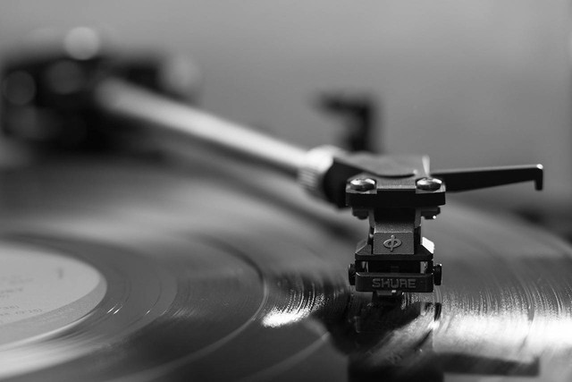 Ilustrasi Musik (sumber: https://pixabay.com/photos/record-player-vinyl-1851576/)