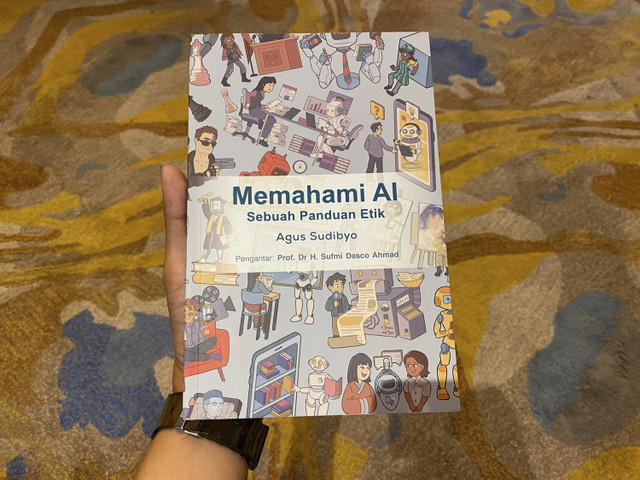 Buku Memahami AI Sebuah Panduan Etik karya Agus Sudibyo. Foto: Abid Raihan/kumparan