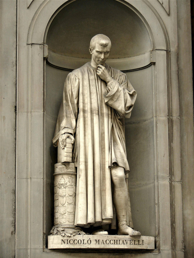 Patung tokoh Historiografi era Renaissence"Macchiavelli" di Uffizi gallery, Italia. Sumber: https://www.pexels.com/id-id/foto/patung-beton-niccolo-macchiavelli-67674/