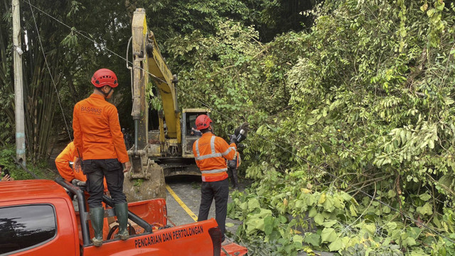 Proses evakuasi korban longsor di Desa Sembahe, Kec. Sibolangit, Kab. Deli Serdang, Sumut. Foto: Dok. Basarnas Medan