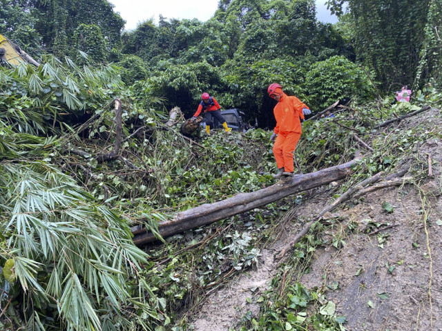 Proses evakuasi korban longsor di Desa Sembahe, Kec. Sibolangit, Kab. Deli Serdang, Sumut. Foto: Dok. Basarnas Medan