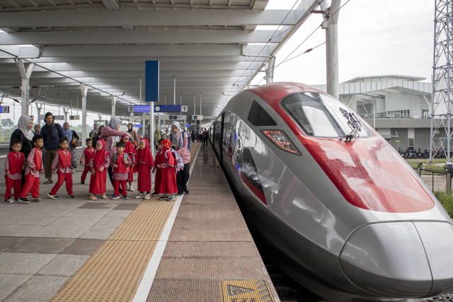 Siswa TK didampingi guru keluar dari rangkaian kereta cepat Whoosh saat mengikuti program Whoosh Edutrip di Stasiun Tegalluar Summarecon, Kabupaten Bandung, Jawa Barat, Kamis (28/11/2024). Foto: Abdan Syakura/ANTARA FOTO