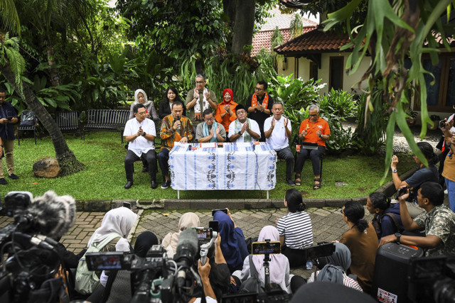 Ketua TPM Lies Hartono atau Cak Lontong bersama calon gubernur dan wakil gubernur nomor urut 3 Pramono Anung dan Rano Karno menyampaikan keterangan pers terkait kemenangan dalam Pemilihan Gubernur DKI Jakarta di Cipete, Jakarta, Kamis (28/11/2024). Foto: Sulthony Hasanuddin/ANTARA FOTO 