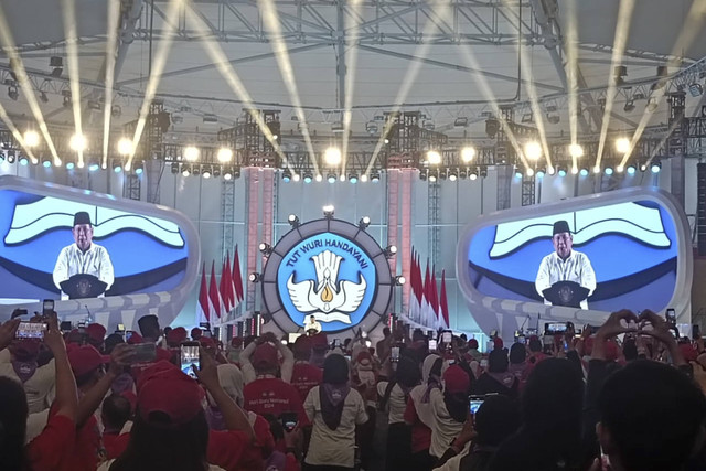 Presiden RI Prabowo Subianto menghadiri acara Puncak Hari Guru Nasional di Velodrome, Jakarta Timur, Kamis (28/11/2024). Foto: Zamachsyari/kumparan