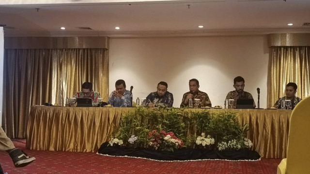 Konferensi pers dilakukan tim pengacara hukum Firli Bahuri yang dipimpin oleh Ian Iskandar di Hotel Ambhara, Jakarta Selatan, Kamis (28/11/2024). Foto: Thomas Bosco/kumparan