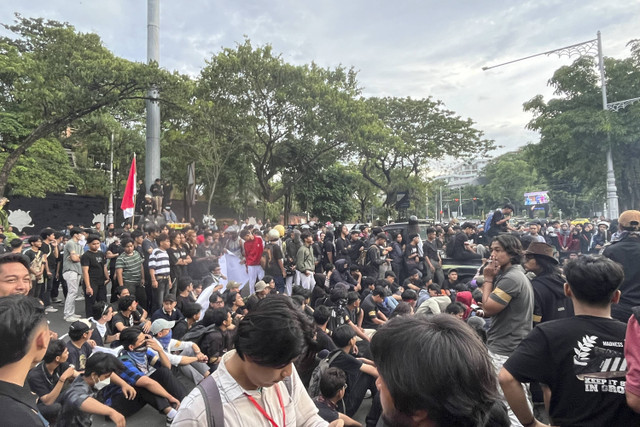 Demo mahasiswa-pelajar di depan Polda Jawa Tengah, Kamis (28/11/2024). Foto: Intan Alliva Khansa/kumparan