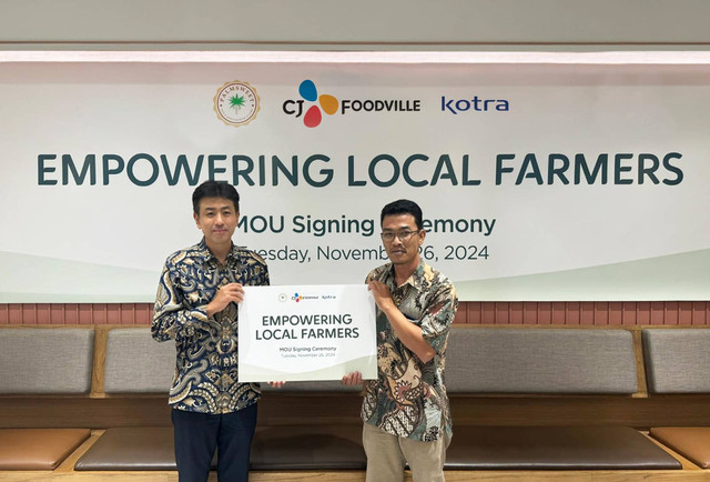 Presiden Direktur CJ Foodville Indonesia, Jeong Soowon; dan Ketua Kelompok Tani Manggar Mukti, Gumilar Barkah; menandatangani MoU program kolaborasi Empowering Local Farmers, Selasa (26/11). Foto: CJ Foodville