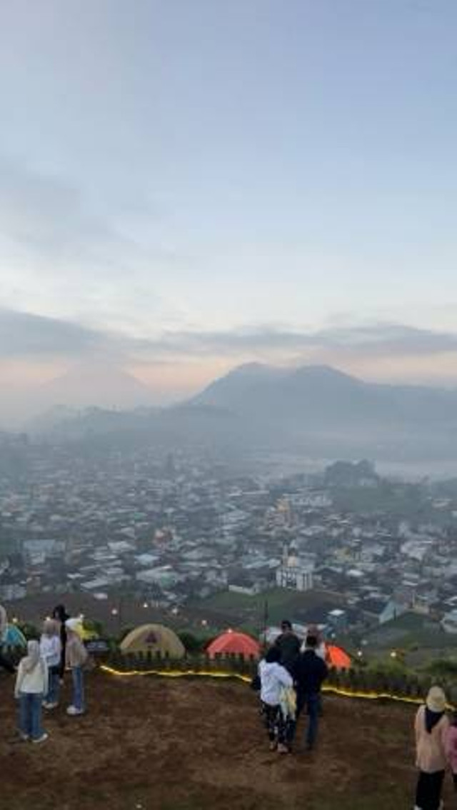 Ilustrasi pemandangan alam dari bukit skoter. (Foto diambil langsung oleh penulis: https://drive.google.com/drive/folders/13miVUWWJWoQuPsNEEXir17bg-AF6lETk)