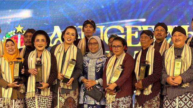 Para penerima penghargaan Anugerah Kebudayaan Daerah Istimewa Yogyakarta Tahun 2024. Foto: Arif UT/Pandangan Jogja