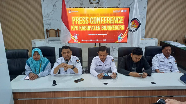 Komisioner KPU Bojonegoro, saat menggelar konferensi pers di Kantor KPU Bojonegoro. Kamis (28/11/2024) (Aset: Imam Nurcahyo/beritabojonegoro)