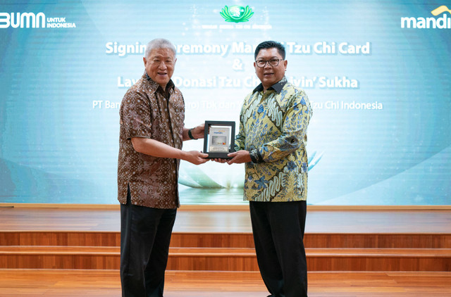 Bank Mandiri dan Yayasan Buddha Tzu Chi Indonesia menandatangani kerja sama peluncuran kartu kredit Mandiri Tzu Chi Card dan layanan digital Tzu Chi Donasi di aplikasi Livin’ by Mandiri di Jakarta, Kamis (28/11). Foto: Dok. Bank Mandiri