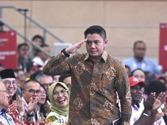 Sekretaris Kabinet (Seskab) Mayor Teddy Indra Wijaya mendampingi Presiden Prabowo Subianto saat menghadiri acara puncak Hari Guru Nasional yang digelar di Jakarta International Velodrome, Jakarta, Kamis (28/11/2024). Foto: Dok. Istimewa