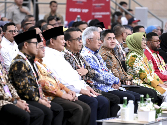 Sekretaris Kabinet (Seskab) Mayor Teddy Indra Wijaya mendampingi Presiden Prabowo Subianto saat menghadiri acara puncak Hari Guru Nasional yang digelar di Jakarta International Velodrome, Jakarta, Kamis (28/11/2024). Foto: Dok. Istimewa