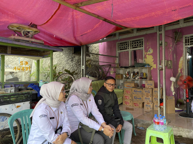 Suasana rumah petugas KPPS, Suhendi, yang meninggal saat bertugas di TPS 09 Desa Cibuaya, Kecamatan Cibuaya, Karawang. Foto: Dok. Istimewa